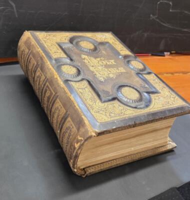 Holy Bible with Apocrypha ex St. Alban's Pipers River