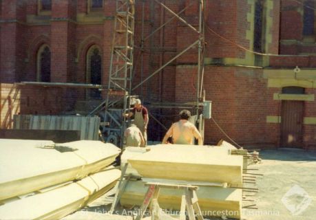 Parapet blocks made from coloured concrete