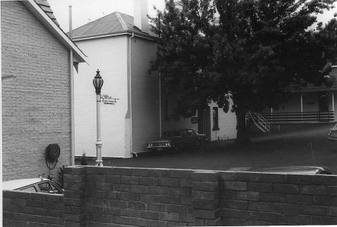 1974-Units-motel-carpark
