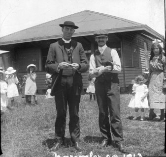1900-Clergy-and-children-Sunday-School-Treat