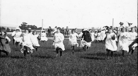 1900-Girls-race-at-Sunday-School-Treat