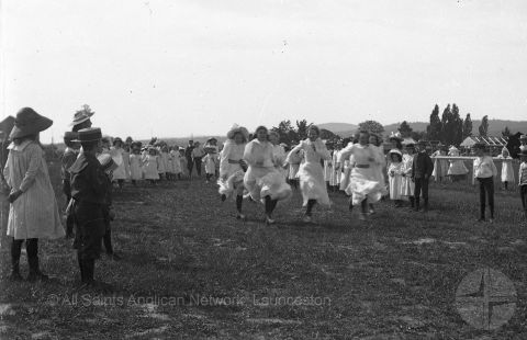 1900-Sunday-School-Treat-energetic-girls