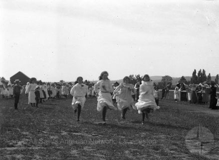 1900-Sunday-School-Treat-girls-racing