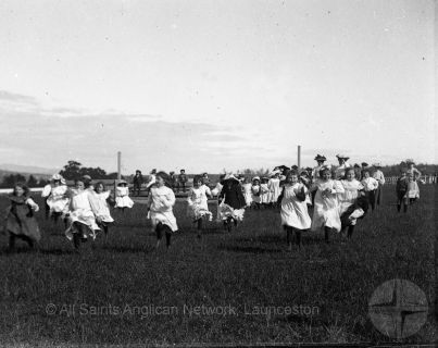 1900-Sunday-School-Treat-little-girls-racing