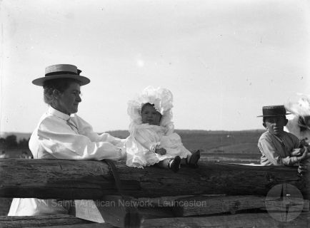 1900-Sunday-School-Treat-proud-mum