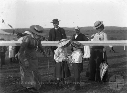 1900-Sunday-School-treat-sharing-the-treats