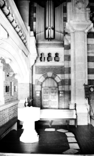 1939-ca-west-front-of-organ-from-baptistery