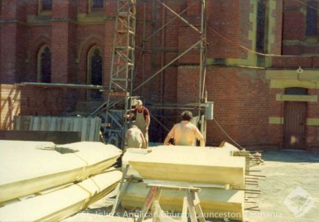 Parapet blocks made from coloured concrete